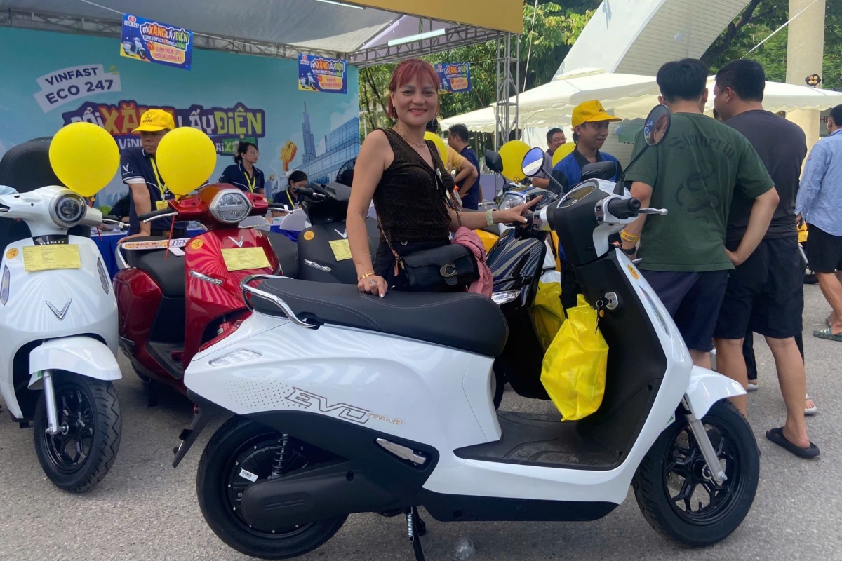 Người Hà Nội nhộn nhịp “đổi xăng lấy điện”, tận dụng ưu đãi kép để mua xe máy điện VinFast giá hời Người Hà Nội nhộn nhịp “đổi xăng lấy điện”, tận dụng ưu đãi kép để mua xe máy điện VinFast giá hời
