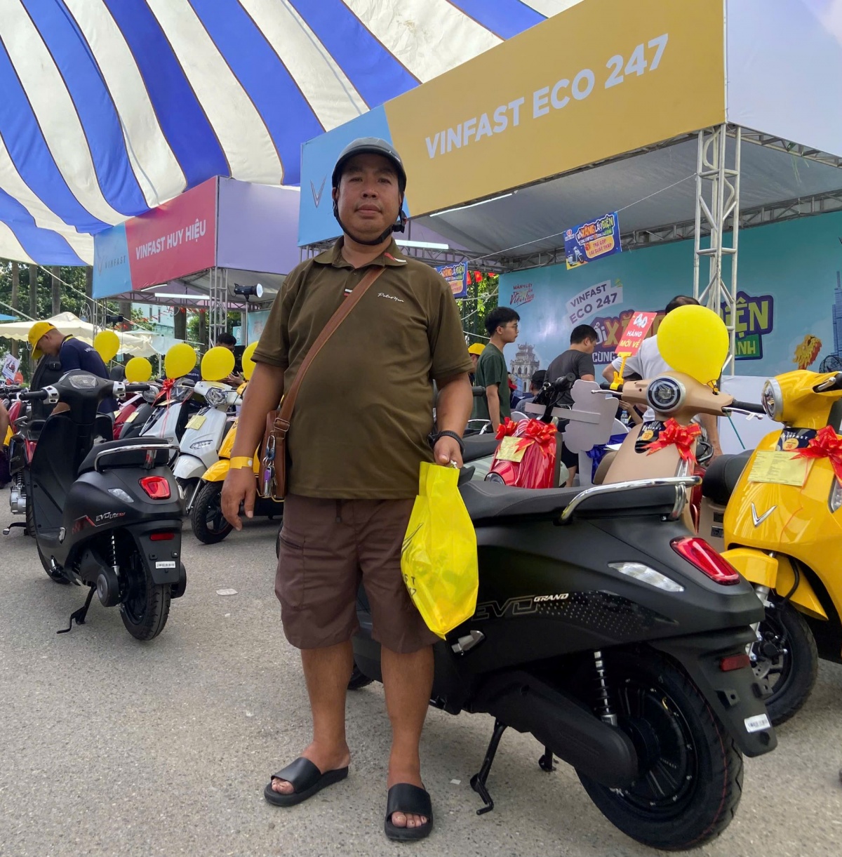 Người Hà Nội nhộn nhịp “đổi xăng lấy điện”, tận dụng ưu đãi kép để mua xe máy điện VinFast giá hời Người Hà Nội nhộn nhịp “đổi xăng lấy điện”, tận dụng ưu đãi kép để mua xe máy điện VinFast giá hời