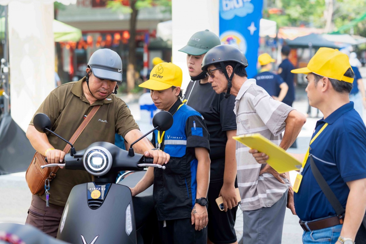 Người Hà Nội nhộn nhịp “đổi xăng lấy điện”, tận dụng ưu đãi kép để mua xe máy điện VinFast giá hời Người Hà Nội nhộn nhịp “đổi xăng lấy điện”, tận dụng ưu đãi kép để mua xe máy điện VinFast giá hời