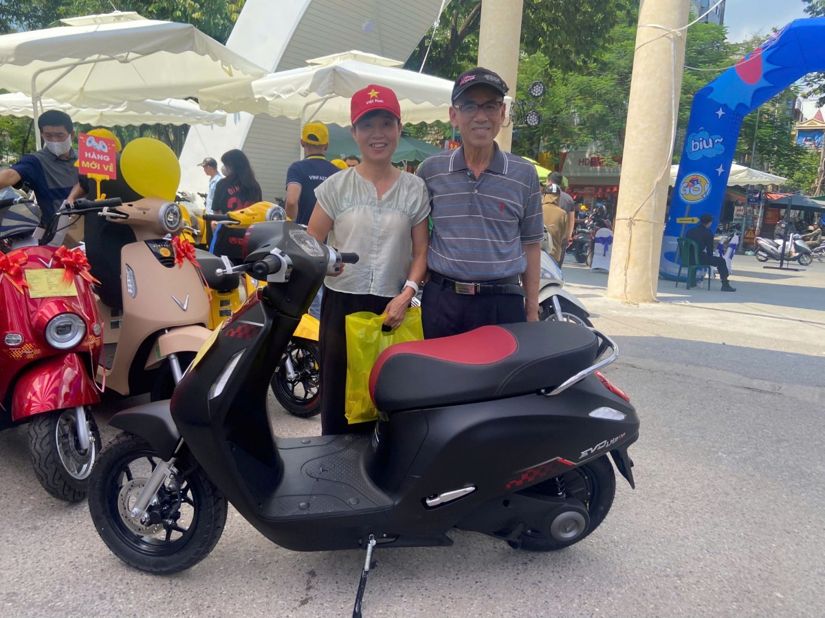 Người Hà Nội nhộn nhịp “đổi xăng lấy điện”, tận dụng ưu đãi kép để mua xe máy điện VinFast giá hời Người Hà Nội nhộn nhịp “đổi xăng lấy điện”, tận dụng ưu đãi kép để mua xe máy điện VinFast giá hời