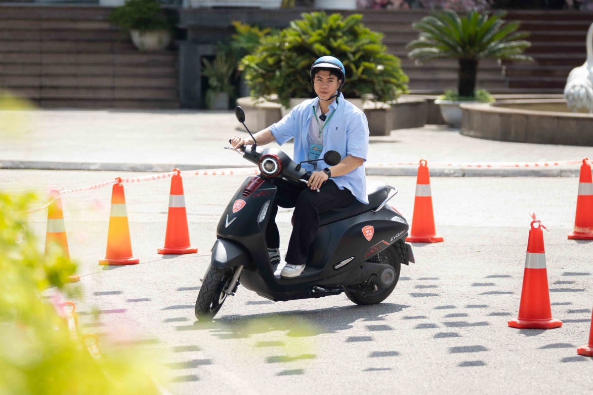 Người Hà Nội nhộn nhịp “đổi xăng lấy điện”, tận dụng ưu đãi kép để mua xe máy điện VinFast giá hời Người Hà Nội nhộn nhịp “đổi xăng lấy điện”, tận dụng ưu đãi kép để mua xe máy điện VinFast giá hời