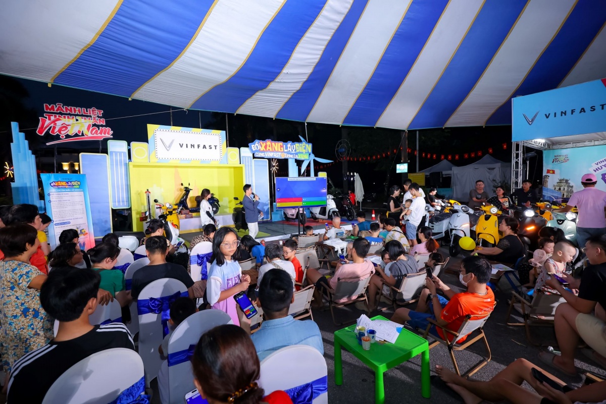 Người Hà Nội nhộn nhịp “đổi xăng lấy điện”, tận dụng ưu đãi kép để mua xe máy điện VinFast giá hời Người Hà Nội nhộn nhịp “đổi xăng lấy điện”, tận dụng ưu đãi kép để mua xe máy điện VinFast giá hời