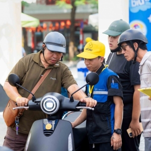 Người Hà Nội nhộn nhịp “đổi xăng lấy điện”, tận dụng ưu đãi kép để mua xe máy điện VinFast giá hời