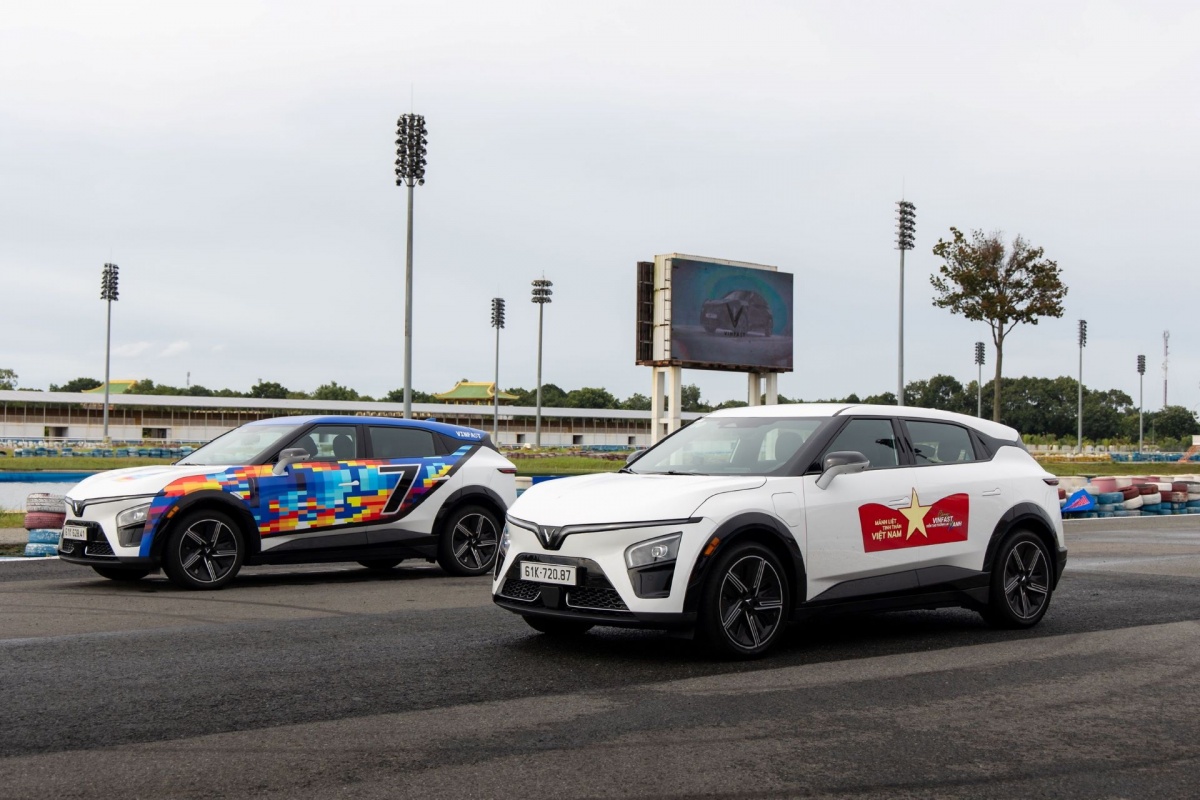 VinFast VF 7 cũng được trang bị đầy đủ hệ thống hỗ trợ lái nâng cao (ADAS) với nhiều tính năng quan trọng như cảnh báo phương tiện cắt ngang, phanh tự động khẩn cấp, hỗ trợ giữ làn... 