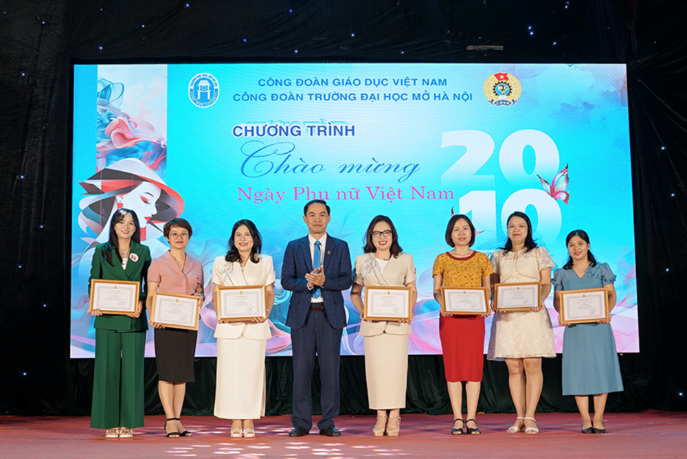 Lần đầu tiên tổ chức Giải thưởng “Nữ đoàn viên Công đoàn năng động, sáng tạo, trách nhiệm” Lần đầu tiên tổ chức Giải thưởng “Nữ đoàn viên Công đoàn năng động, sáng tạo, trách nhiệm”