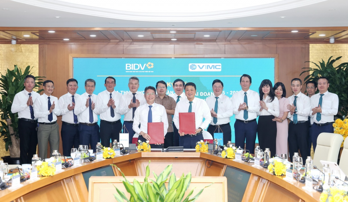 Tổng Giám đốc BIDV Lê Ngọc Lâm và Tổng Giám đốc VIMC Lê Anh Sơn đại diện hai đơn vị ký thỏa thuận Tổng Giám đốc BIDV Lê Ngọc Lâm và Tổng Giám đốc VIMC Lê Anh Sơn đại diện hai đơn vị ký thỏa thuận