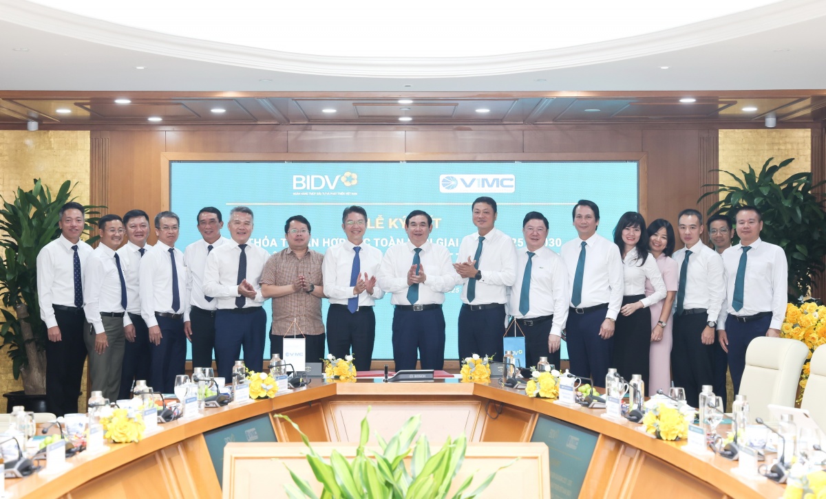 Đại diện Lãnh đạo BIDV và VIMC chúc mừng thành công Lễ ký kết Đại diện Lãnh đạo BIDV và VIMC chúc mừng thành công Lễ ký kết