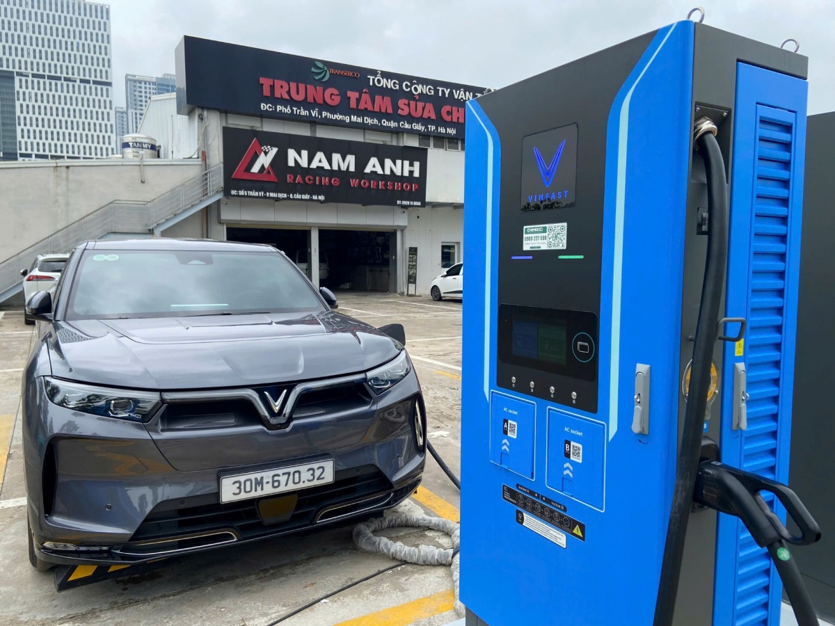 Trạm sạc Trần Vỹ có thể phục vụ tới 70 xe điện cùng lúc. Trạm sạc Trần Vỹ có thể phục vụ tới 70 xe điện cùng lúc.