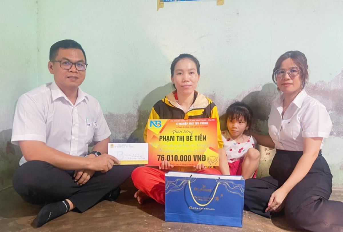 “Mái nhà chung” san sẻ tình yêu thương, gắn kết 2.350 công nhân may ở Lâm Đồng “Mái nhà chung” san sẻ tình yêu thương, gắn kết 2.350 công nhân may ở Lâm Đồng