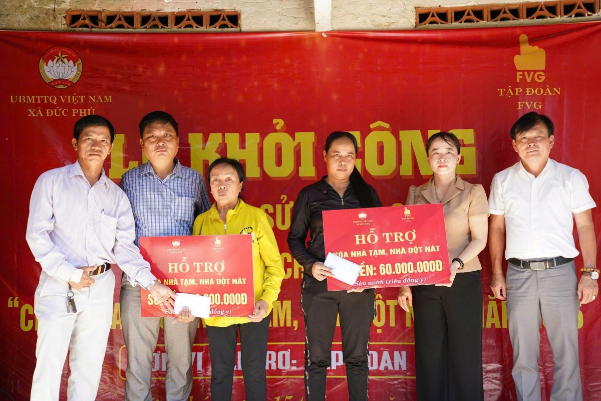 Tập đoàn FVG tài trợ xây dựng 10 căn nhà trị giá 600 triệu đồng cho người dân có hoàn cảnh khó khăn chương trình xóa nhà tạm, nhà dột nát. Ảnh: ĐV. Tập đoàn FVG tài trợ xây dựng 10 căn nhà trị giá 600 triệu đồng cho người dân có hoàn cảnh khó khăn chương trình xóa nhà tạm, nhà dột nát. Ảnh: ĐV.