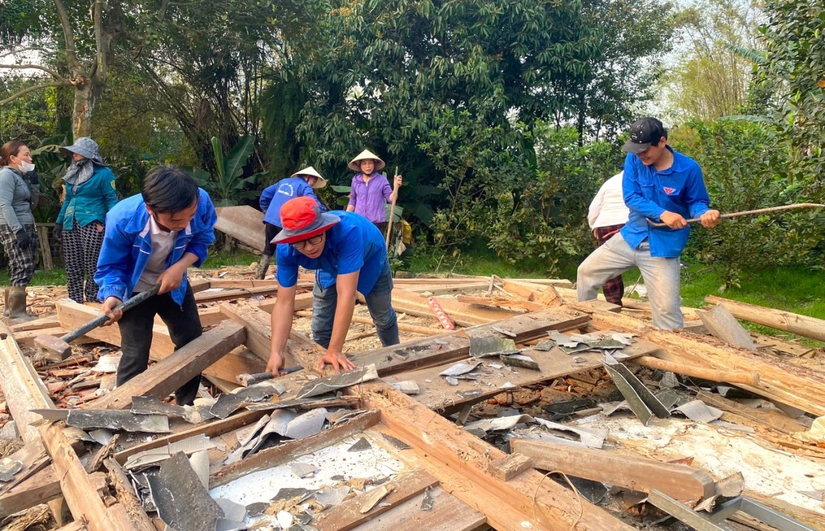 Lực lượng đoàn viên thanh niên góp sức trẻ xóa nhà tạm, nhà dột nát