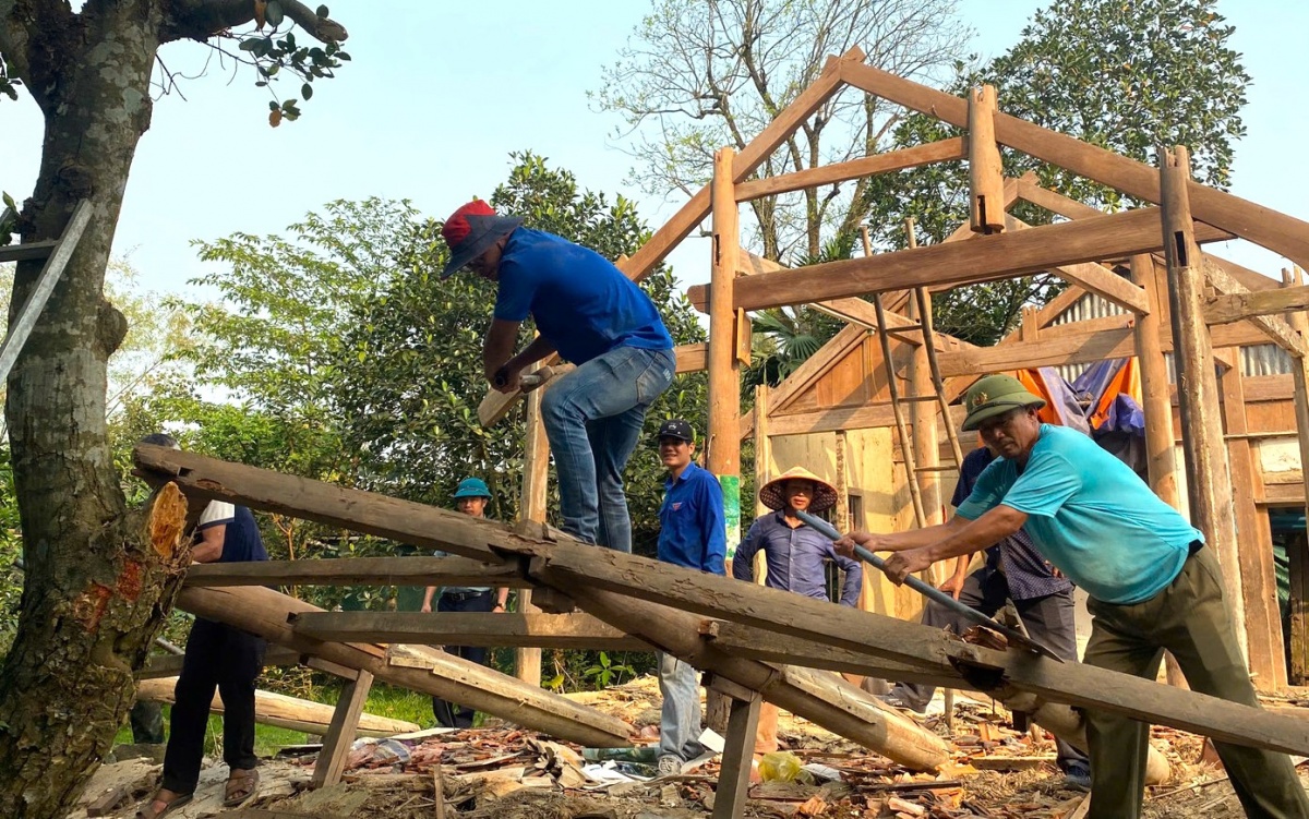 Lực lượng đoàn viên thanh niên góp sức trẻ xóa nhà tạm, nhà dột nát
