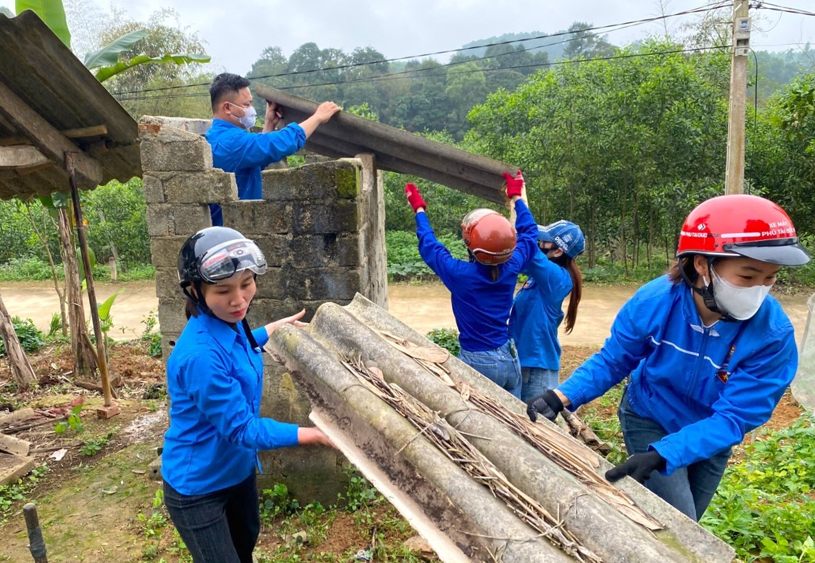 Lực lượng đoàn viên thanh niên góp sức trẻ xóa nhà tạm, nhà dột nát