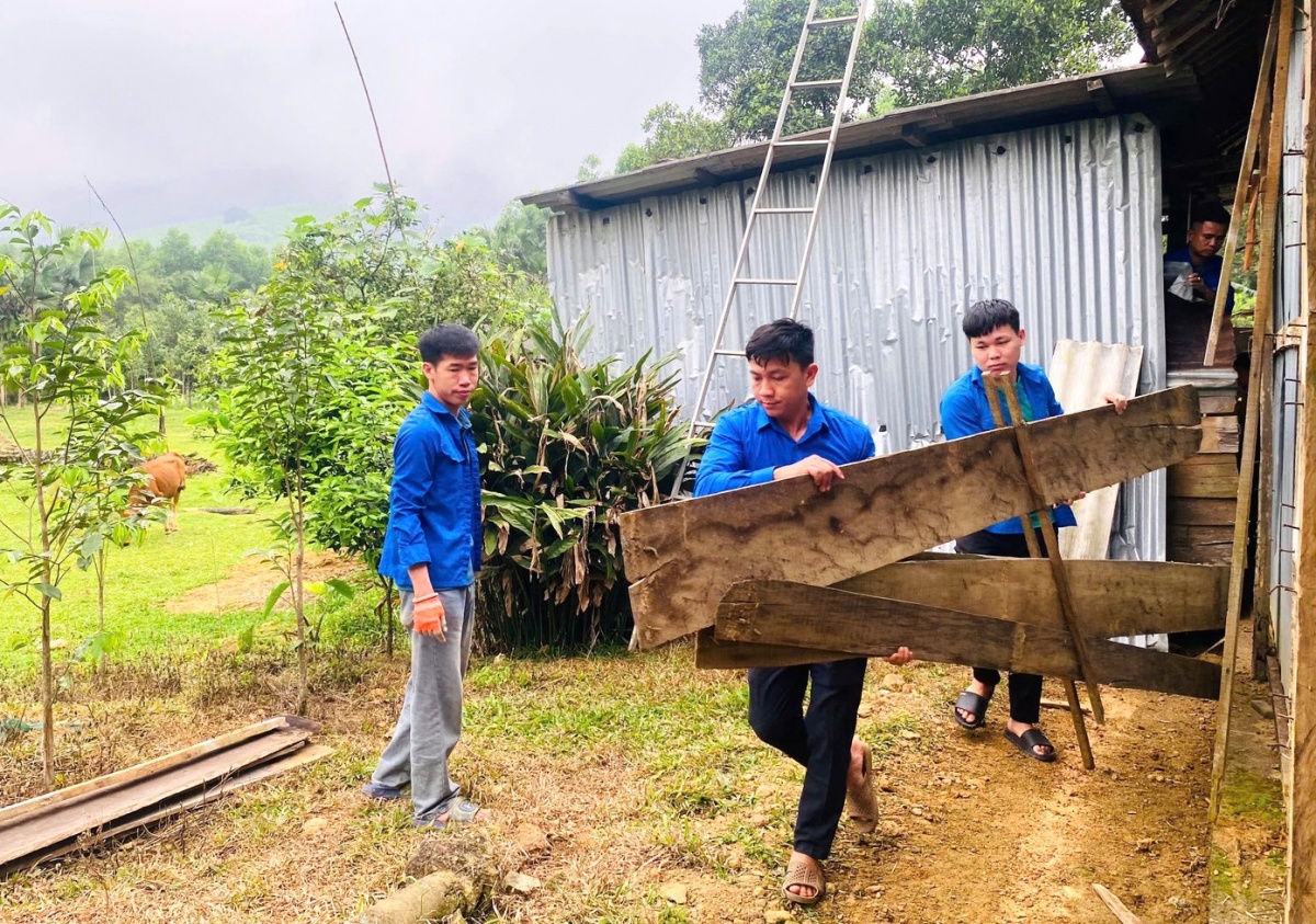 Lực lượng đoàn viên thanh niên góp sức trẻ xóa nhà tạm, nhà dột nát