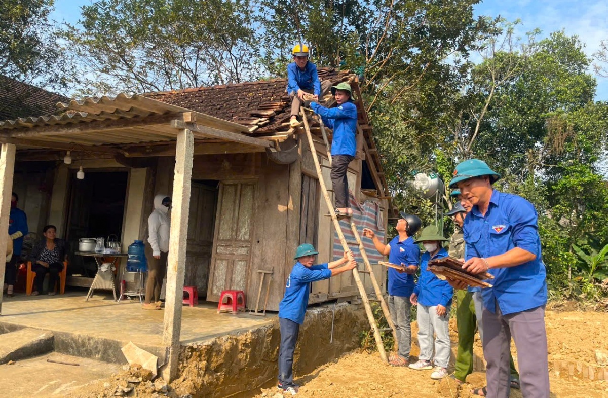 Lực lượng đoàn viên thanh niên góp sức trẻ xóa nhà tạm, nhà dột nát