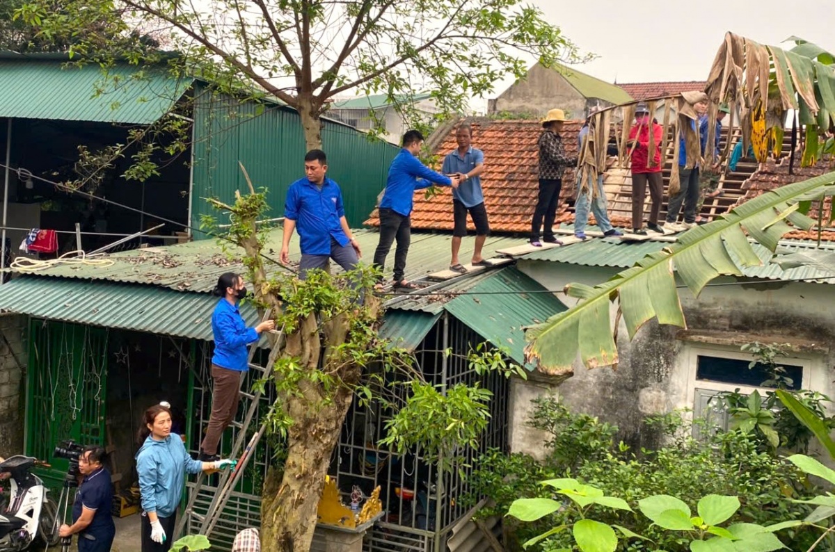 Lực lượng đoàn viên thanh niên góp sức trẻ xóa nhà tạm, nhà dột nát
