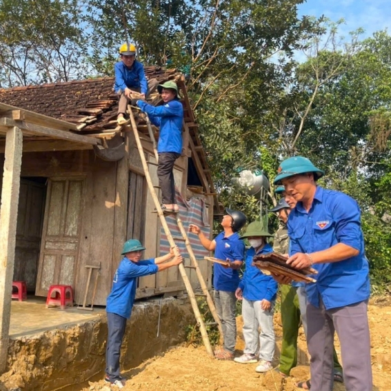 Phóng sự ảnh: Thanh niên chung tay xóa nhà tạm, nhà dột nát