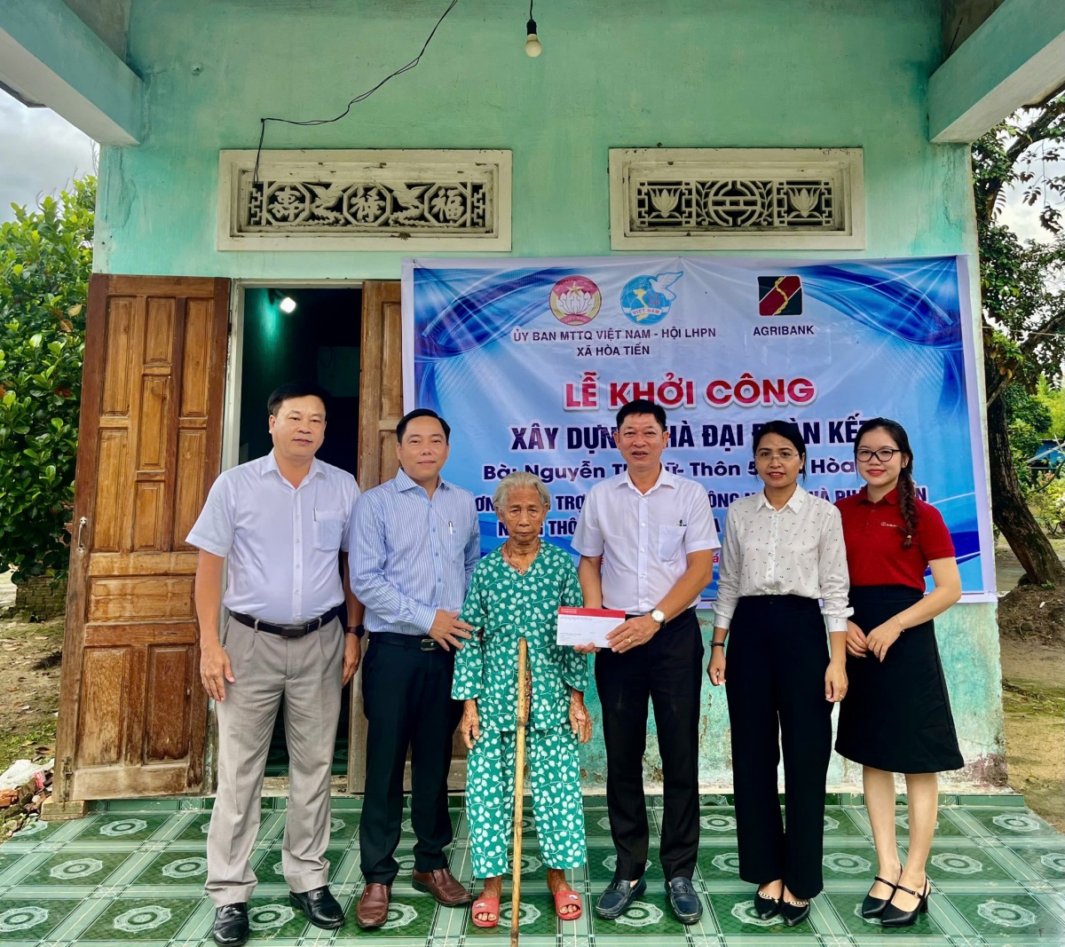 Hưởng ứng phong trào thi đua “Chung tay xóa nhà tạm, nhà dột nát”, Hội Liên hiệp Phụ nữ thành phố Đà Nẵng đã phối hợp với các tổ chức chính trị - xã hội, Mặt trận khởi công nhiều công trình “Xoá nhà tạm, nhà dột nát”, xây mới, sửa chữa nhà cho hộ gia đình hội viên phụ nữ đơn thân, có hoàn cảnh khó khăn, gia đinh có công. Trong ảnh, Hội Liên hiệp Phụ nữ xã Hòa Tiến phối hợp với Ủy ban Mặt trận Tổ quốc xã và đơn vị tài trợ tổ chức lễ khởi công xây dựng nhà cho gia đình bà Nguyễn Thị Nữ, thôn 5, xã Hưởng ứng phong trào thi đua “Chung tay xóa nhà tạm, nhà dột nát”, Hội Liên hiệp Phụ nữ thành phố Đà Nẵng đã phối hợp với các tổ chức chính trị - xã hội, Mặt trận khởi công nhiều công trình “Xoá nhà tạm, nhà dột nát”, xây mới, sửa chữa nhà cho hộ gia đình