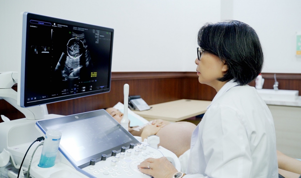 Hai bé gái chào đời khỏe mạnh sau ca can thiệp bào thai hiếm thấy tại Vinmec