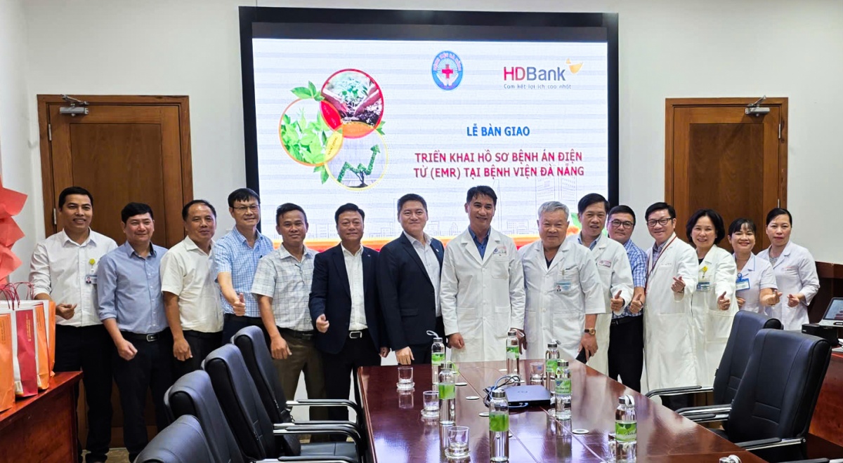 Đại diện Bệnh viện Đà Nẵng, HDBank tại Lễ bàn giao triển khai hồ sơ bệnh án điện tử (EMR) tại Bệnh viện Đà Nẵng, ngày 25/9/2025 Đại diện Bệnh viện Đà Nẵng, HDBank tại Lễ bàn giao triển khai hồ sơ bệnh án điện tử (EMR) tại Bệnh viện Đà Nẵng, ngày 25/9/2025