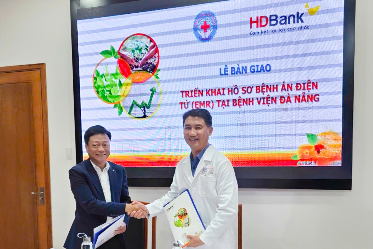 Anh Nguyễn Viết Anh- Giám đốc HDBank Đà Nẵng và Tiến sĩ Bác sĩ Lê Đức Nhân- Giám đốc Bệnh viện Đà Nẵng tại Lễ bàn giao triển khai hồ sơ bệnh án điện tử (EMR) tại Bệnh viện Đà Nẵng, ngày 25/9/2025 Anh Nguyễn Viết Anh- Giám đốc HDBank Đà Nẵng và Tiến sĩ Bác sĩ Lê Đức Nhân- Giám đốc Bệnh viện Đà Nẵng tại Lễ bàn giao triển khai hồ sơ bệnh án điện tử (EMR) tại Bệnh viện Đà Nẵng, ngày 25/9/2025
