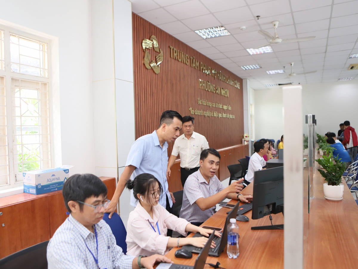 Bộ Chính trị yêu cầu khẩn trương hoàn thiện đề án tiền lương và phụ cấp áp dụng chung toàn hệ thống