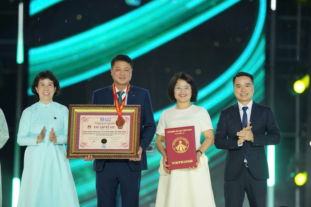 Đại diện Ban Lãnh đạo Tổ chức Kỷ lục Việt Nam (VietKings) trao bằng xác lập kỷ lục đến đại diện Ban Lãnh đạo BIDV Đại diện Ban Lãnh đạo Tổ chức Kỷ lục Việt Nam (VietKings) trao bằng xác lập kỷ lục đến đại diện Ban Lãnh đạo BIDV