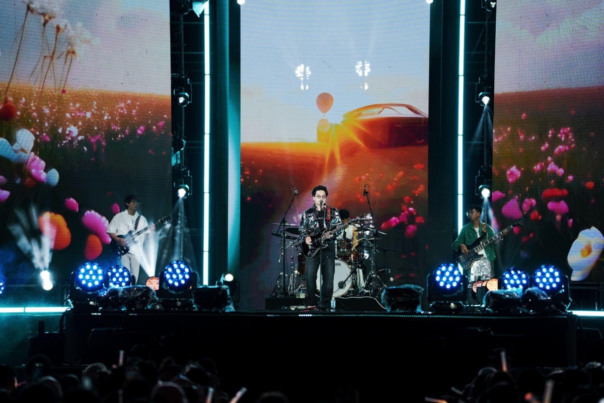 Sân khấu BIDV Music Festival với màn LED nổi bật giữa phố đi bộ Nguyễn Huệ.