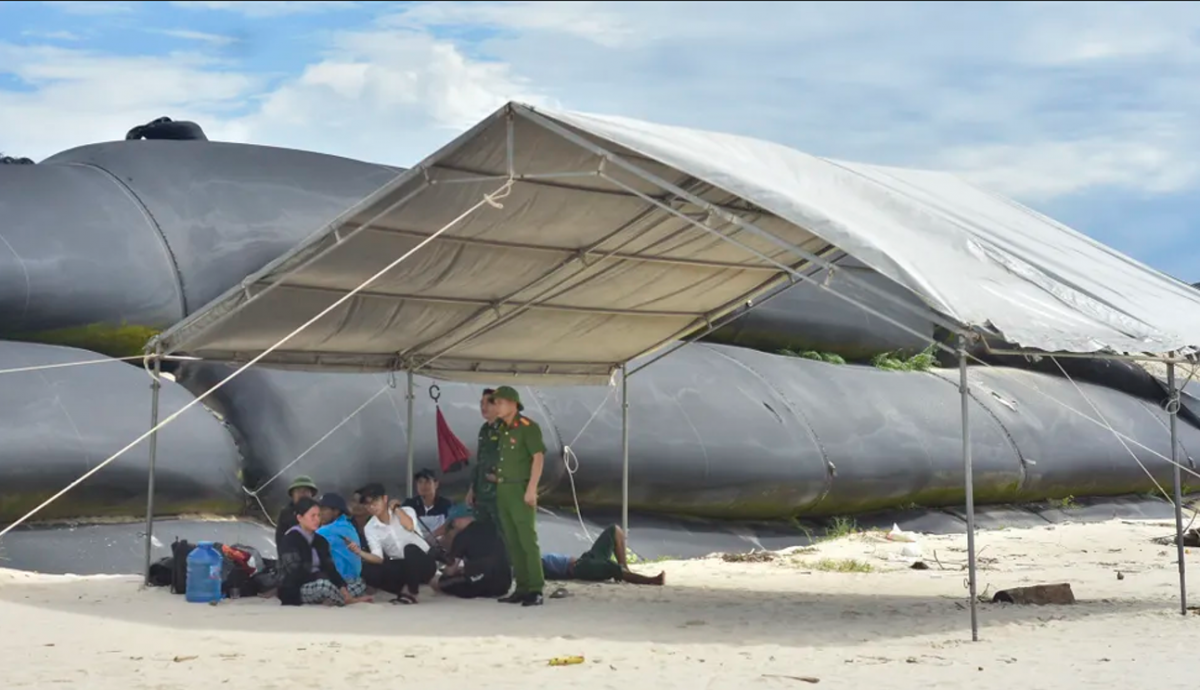 Người thân thẫn thờ ngóng tin, lực lượng chức năng nỗ lực tìm kiếm thuyền viên mất tích