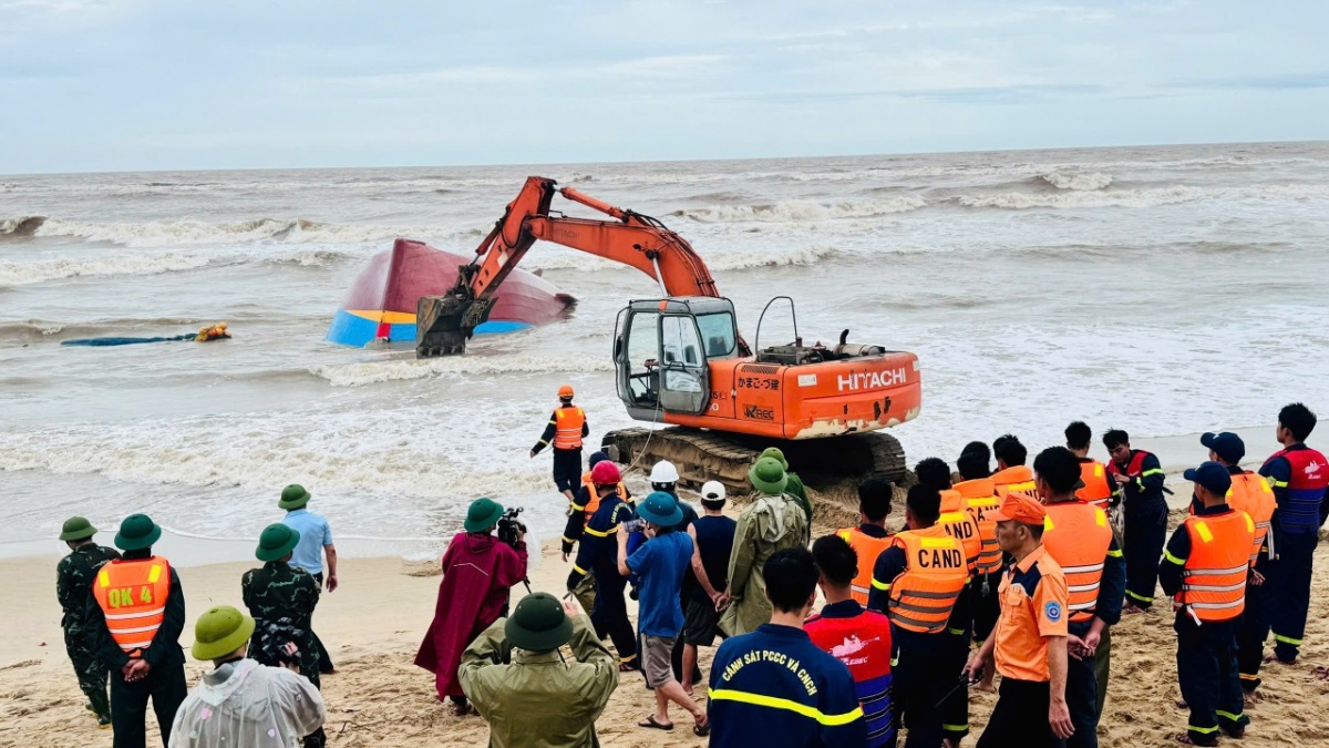 Người thân thẫn thờ ngóng tin, lực lượng chức năng nỗ lực tìm kiếm thuyền viên mất tích