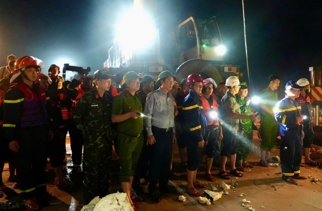 Người thân thẫn thờ ngóng tin, lực lượng chức năng nỗ lực tìm kiếm thuyền viên mất tích