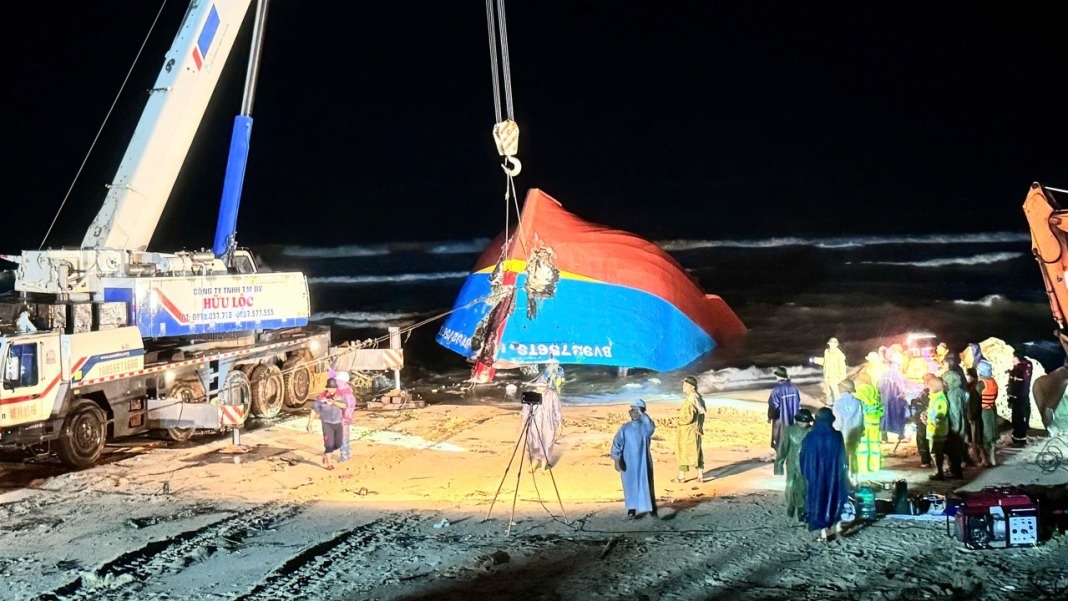 Người thân thẫn thờ ngóng tin, lực lượng chức năng nỗ lực tìm kiếm thuyền viên mất tích