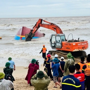 Người thân thẫn thờ ngóng tin, lực lượng chức năng nỗ lực tìm kiếm thuyền viên mất tích