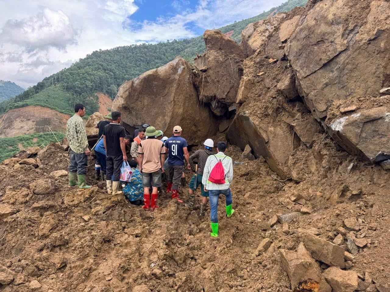 Đã tìm thấy chiếc bán tải Nissan Navara chở 3 người mất tích ở Lào Cai