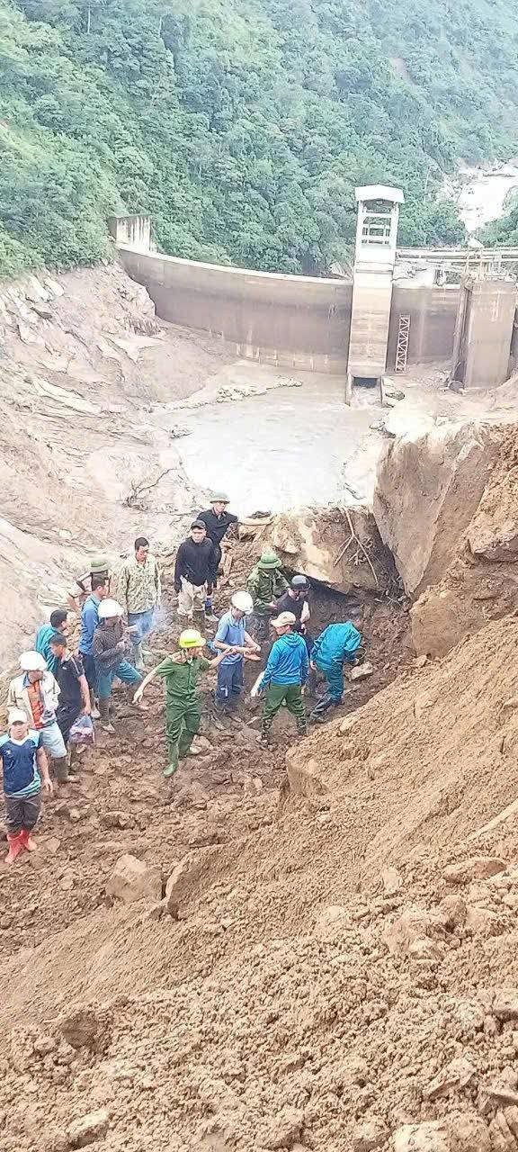 Đã tìm thấy chiếc bán tải Nissan Navara chở 3 người mất tích ở Lào Cai