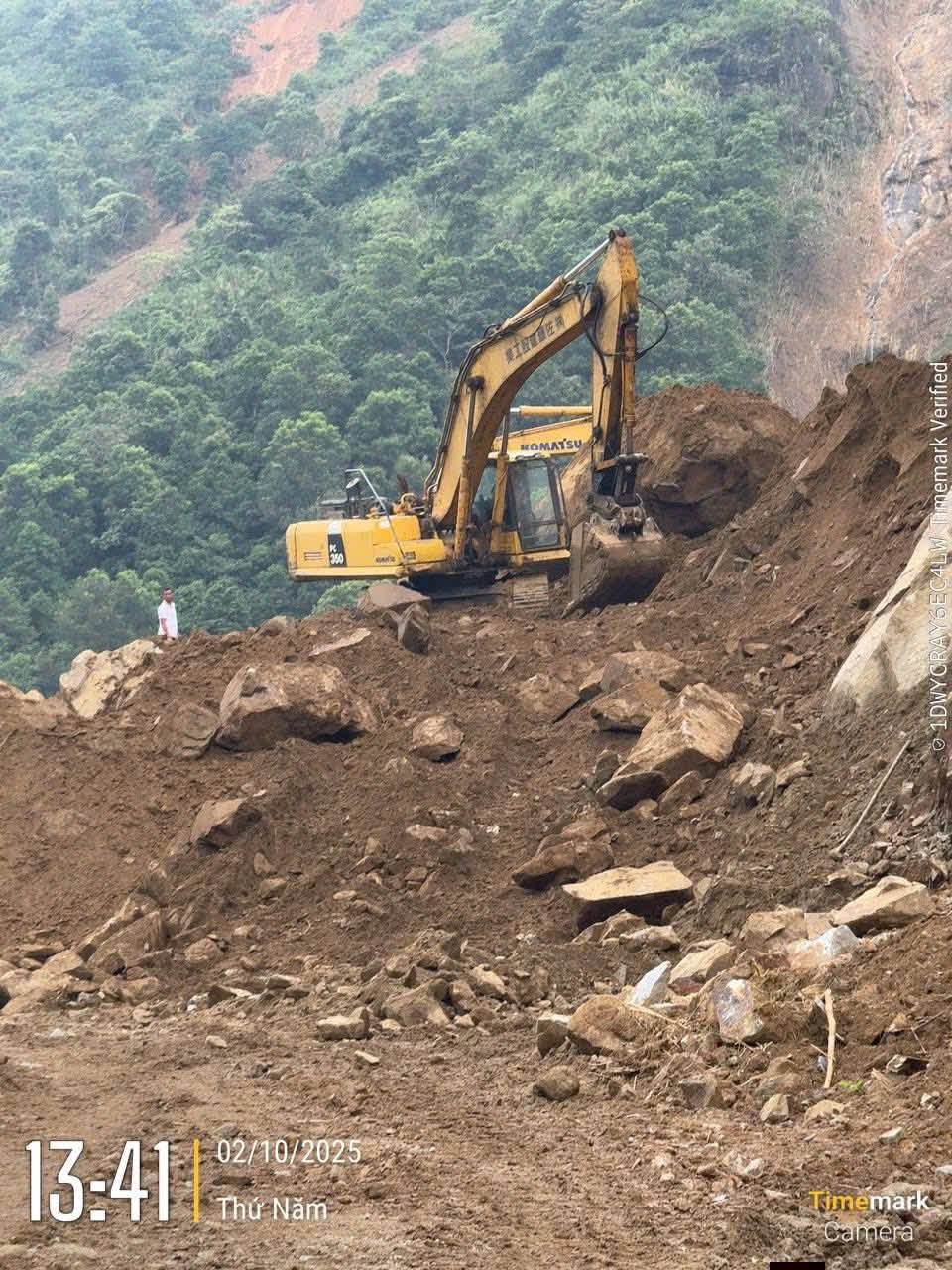 Đã tìm thấy chiếc bán tải Nissan Navara chở 3 người mất tích ở Lào Cai