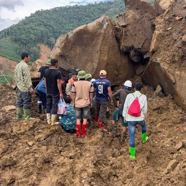 Đã tìm thấy chiếc bán tải Nissan Navara chở 3 người mất tích ở Lào Cai