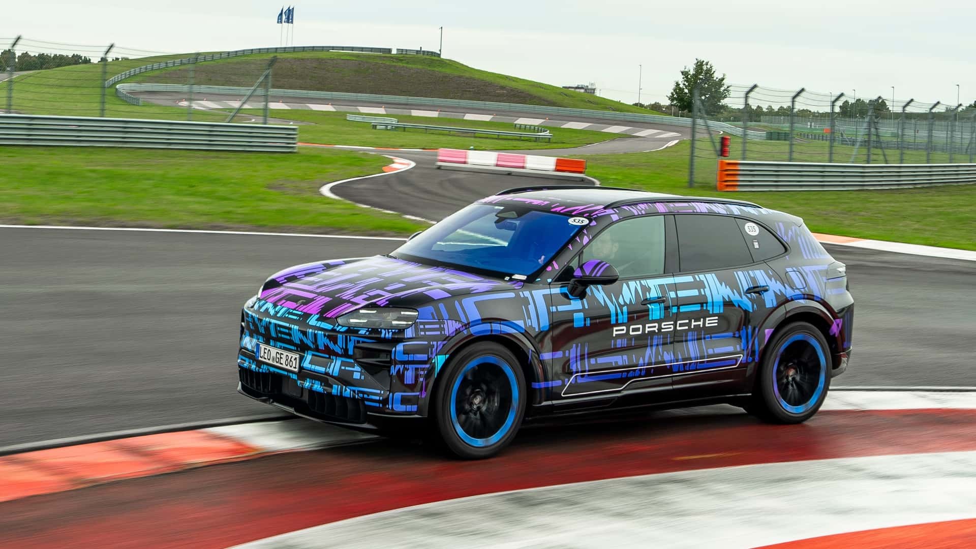 Porsche Cayenne Electric hé lộ hình ảnh nội thất, trang bị màn hình cong rộng cực độc Porsche Cayenne Electric hé lộ hình ảnh nội thất, trang bị màn hình cong rộng cực độc