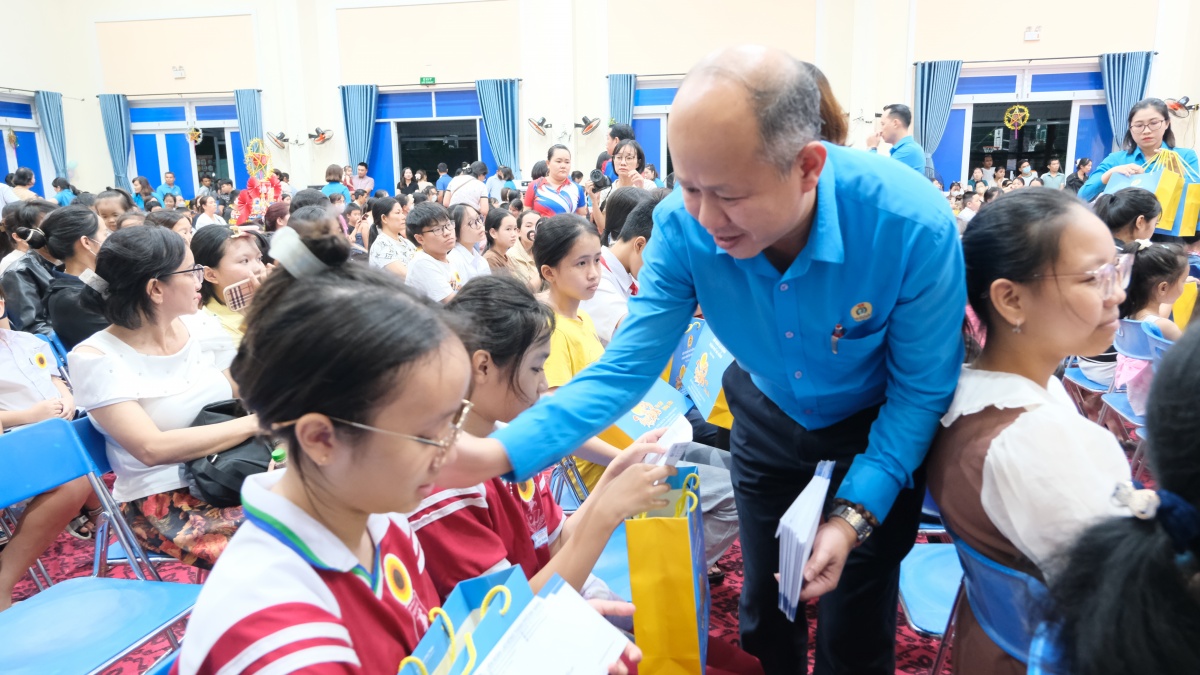 Đà Nẵng: Hàng nghìn trẻ em con người lao động được đón Trung thu ấm áp