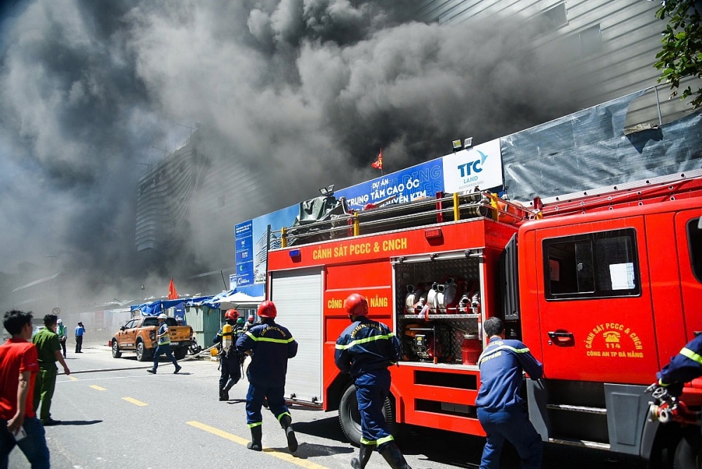 Kịp thời dập tắt đám cháy tại dự án Trung tâm cao ốc phức hợp Nguyễn Kim - Đà Nẵng