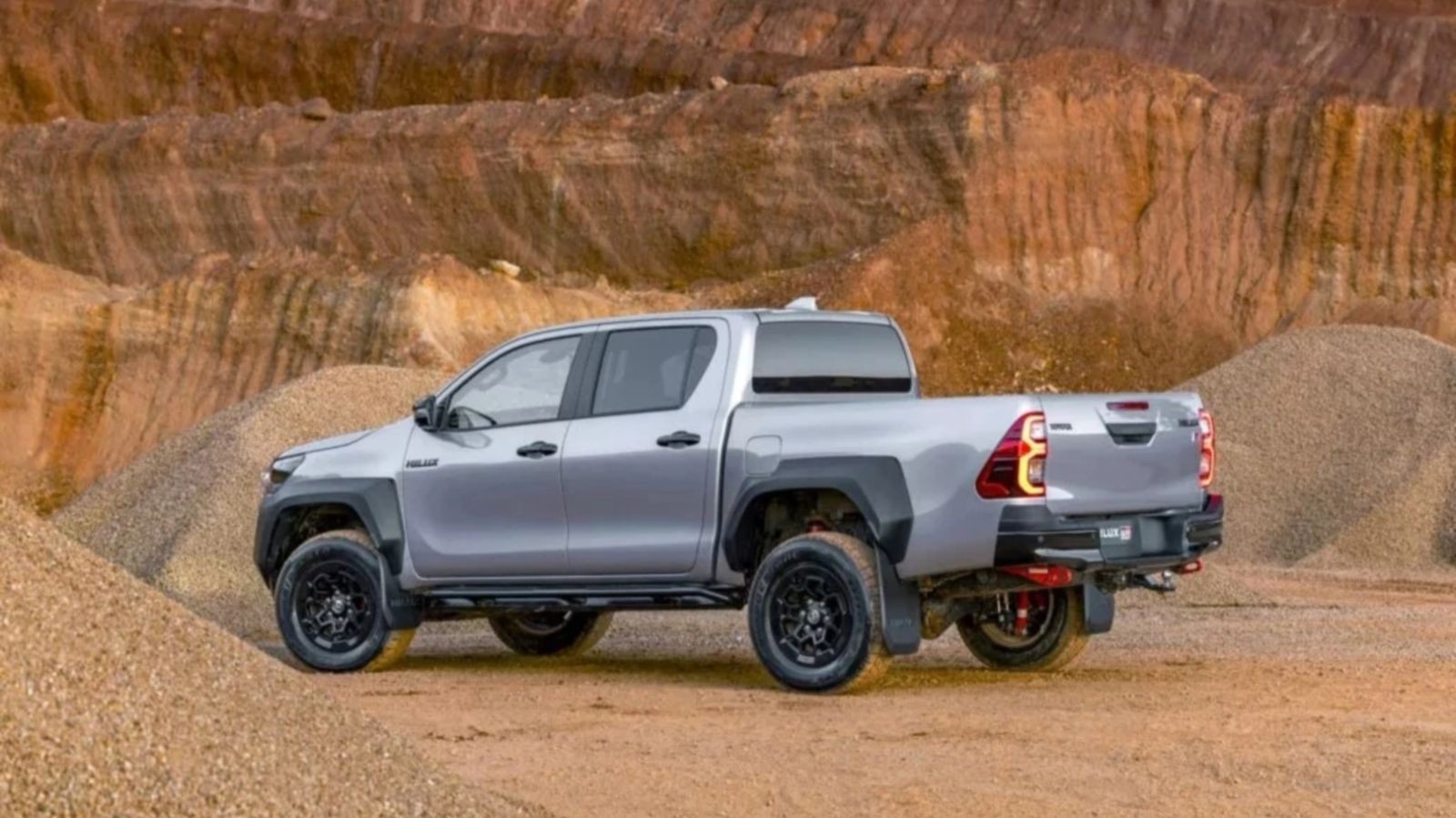 Toyota Hilux thế hệ mới sắp ra mắt, bổ sung bản hybrid và nhiều nâng cấp hiện đại