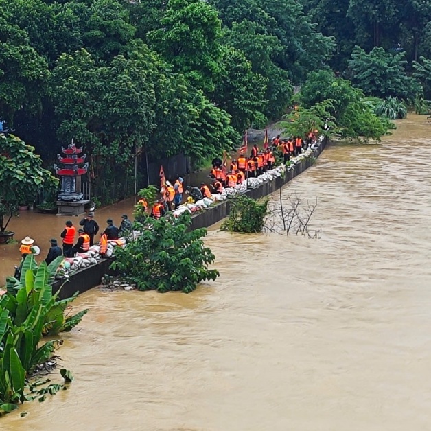 Sau lưng là thành phố