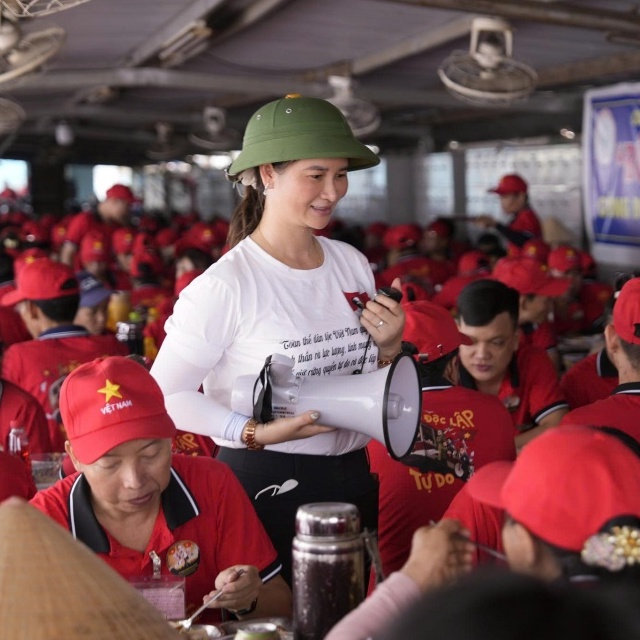 Người phụ nữ giữ vững hai bến bờ: việc nước và việc nhà