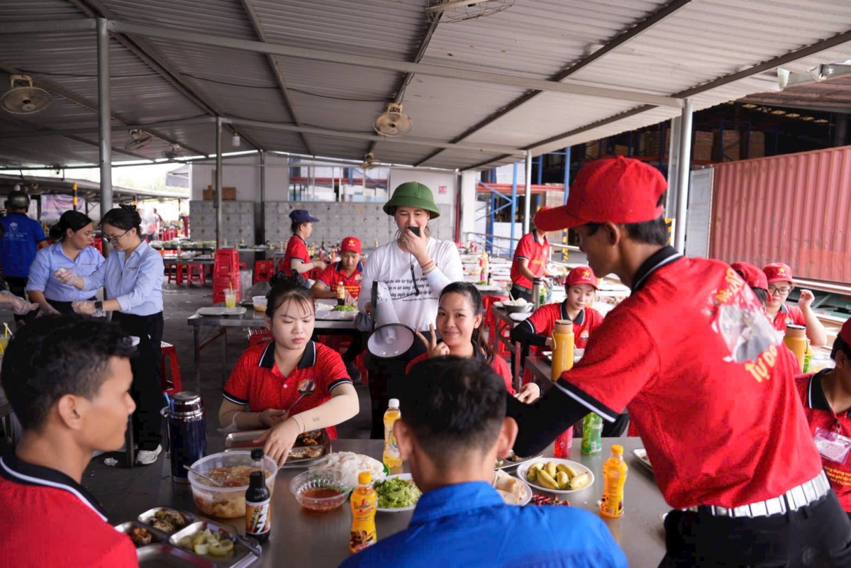 Người phụ nữ giữ vững hai bến bờ: việc nước và việc nhà