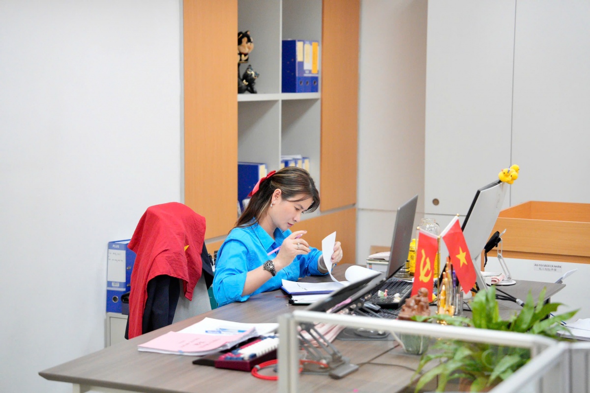 Người phụ nữ giữ vững hai bến bờ: việc nước và việc nhà