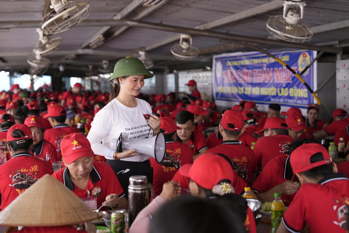 Người phụ nữ giữ vững hai bến bờ: việc nước và việc nhà