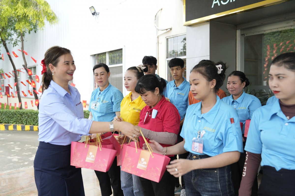 Người phụ nữ giữ vững hai bến bờ: việc nước và việc nhà