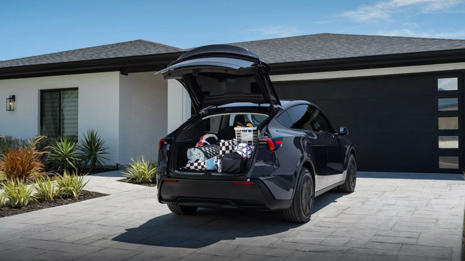 Tesla chính thức giới thiệu phiên bản giá rẻ, cắt bớt trang bị của Model Y và Model 3