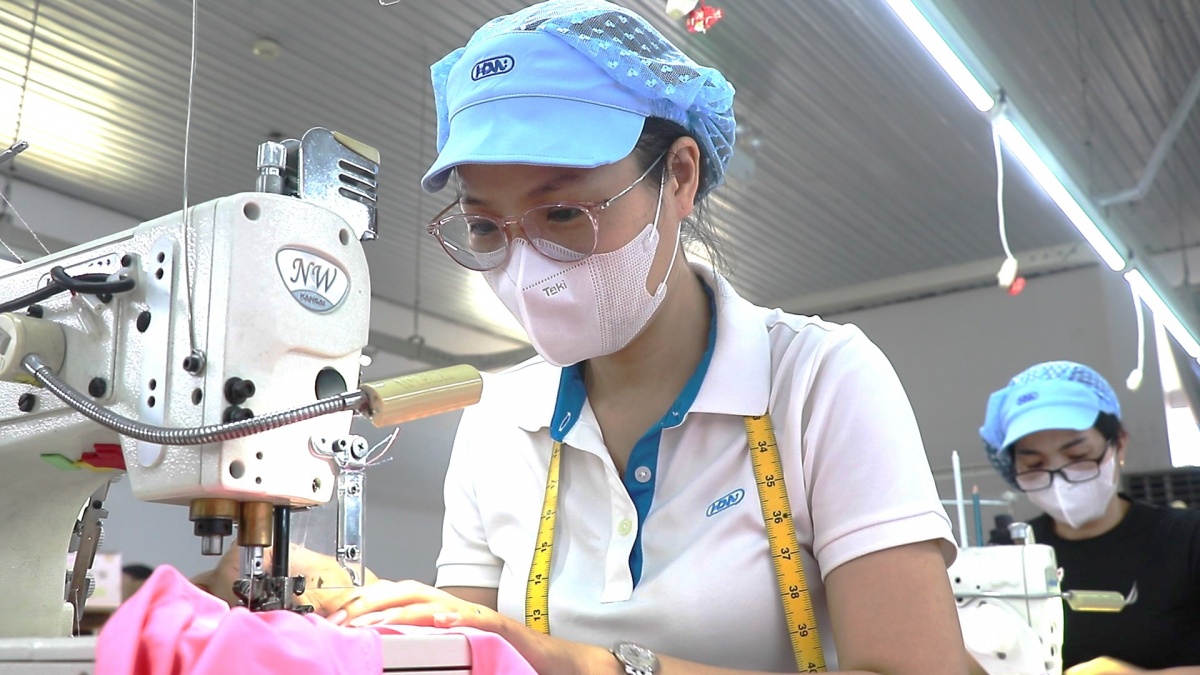 Nữ công nhân may xứ Huế với đôi bàn tay vàng