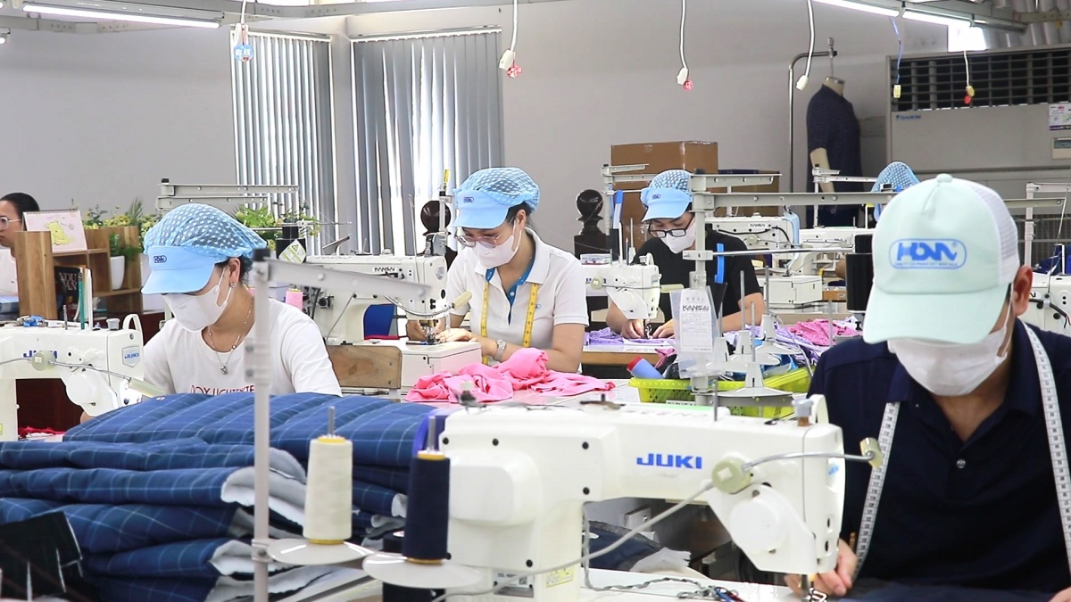 Nữ công nhân may xứ Huế với đôi bàn tay vàng Nữ công nhân may xứ Huế với đôi bàn tay vàng